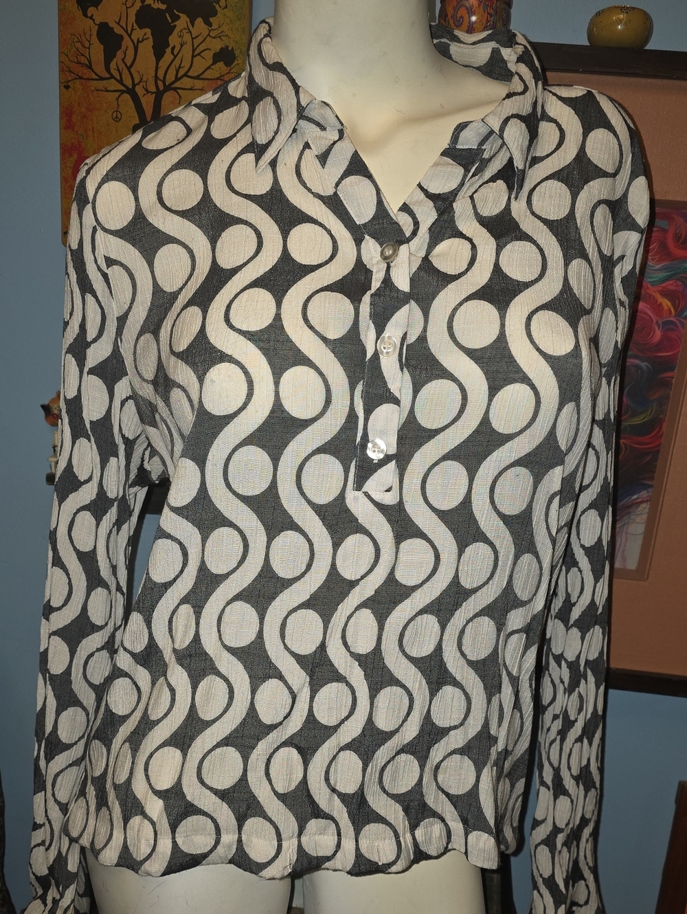 Women's Black & White Wave-Print Long Sleeve Blouse